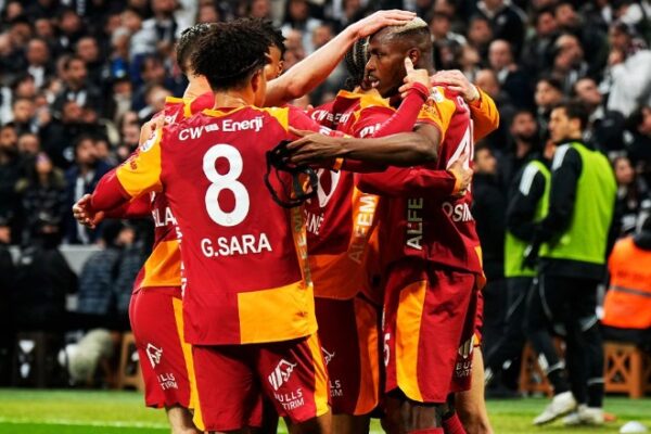 Asllani titullar dhe më shumë se 30 minuta me një lojtar më tepër, por Besiktas nuk ia del dot ndaj Galatasaray-it (video)