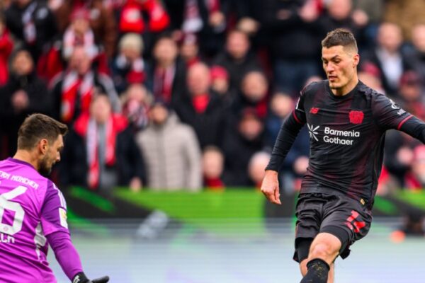 Bayern “ngec” në Leverkusen dhe e mbyll takimin me 9 lojtarë. Dortmund nuk fal në shtëpi (video)