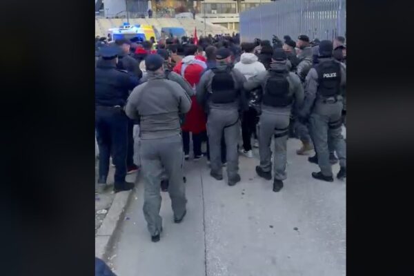 Nuk kishin bileta, policia nuk i lejon tifozët turq të hyjnë në “Fadil Vokrri”