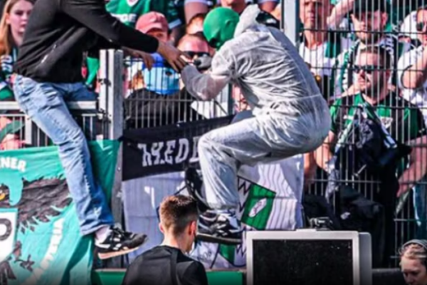 Kaos në Gjermani, tifozi hyn në fushë dhe shkëput kabllon e VAR-it