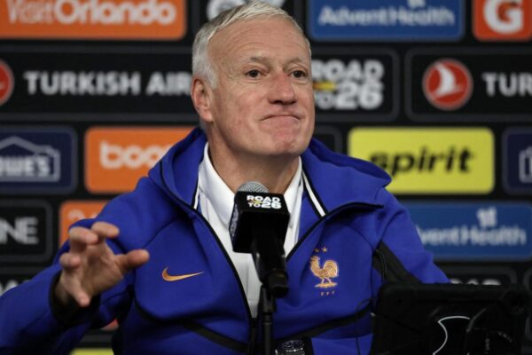 Deschamps akuzon FIFA-n: Ndalesat 3’ për hidratim bëhen për reklamat, jo për lojtarët!