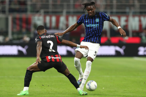 Bisseck thumbon Milan: Ata fituan dy ndeshjet derbi, Inter do të fitojë titullin