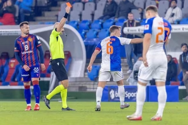 Amir Abrashi suspendohet për tri ndeshje, goditi kundërshtarin