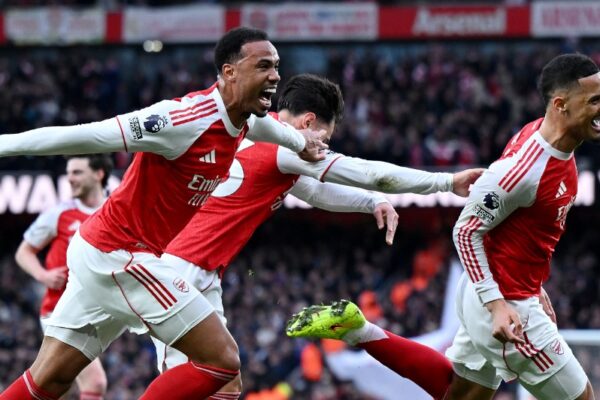 Goditjet e këndit i ka si penallti, por Arsenal “tradhtohet” nga një mbrojtës në pjesën e parë ndaj Chelsea-t (video)