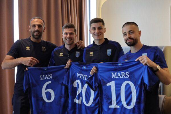 Tre yjet e Kosovës bëhen baballarë, fanellat e Kombëtares me emrat e fëmijëve