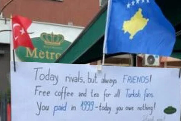 “Sot rivalë, por gjithmonë miq”… Lokali në Prishtinë ofron kafe dhe çaj falas për tifozët turq
