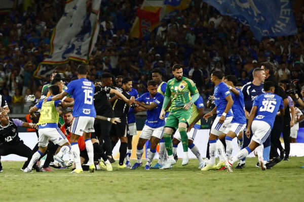 23 kartonë të kuq! Rekord në Brazil pas sherrit masiv në Cruzeiro-Atletico Mineiro