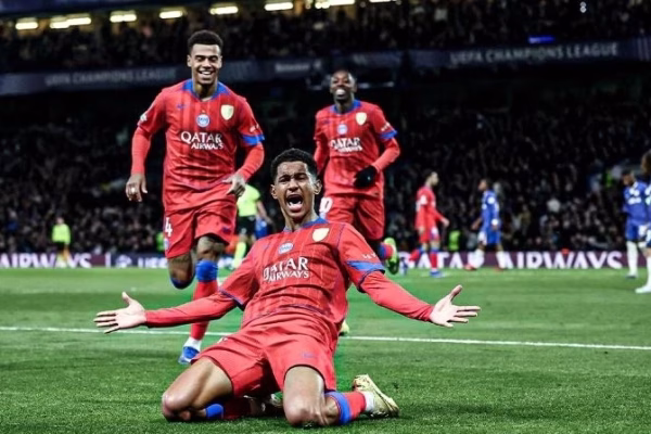 Parisi pa telashe në çerekfinale të Ligës së Kampionëve