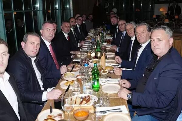 Prapaskenat/ Kosova darkon me Turqinë përpara finales, tifozët lënë pa gjumë të besuarit e Montella-s