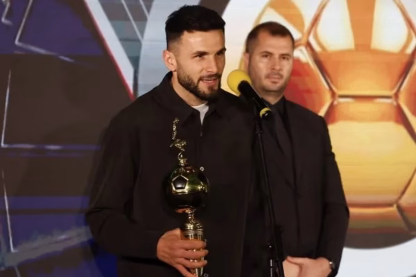 Dellova krenar me çmimin e fituar në Bullgari