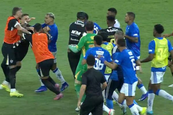 DERBI MË I ÇMENDUR NË BRAZIL; 23 KARTONË TË KUQ DHE KAOS TOTAL (video)