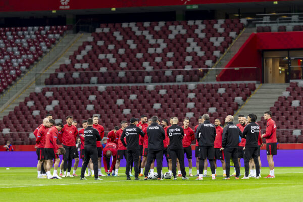 Mbyllet një cikël për mbrojtjen kuqezi, revolucioni në prapavijë është i pashmangshëm