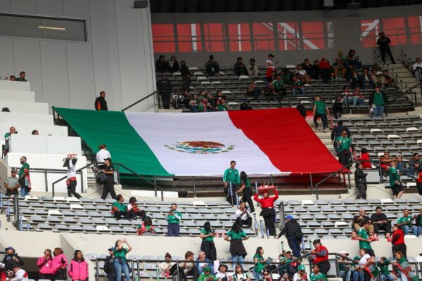 Tragjedi në stadiumin ku do të hapet “Botërori 2026”, tifozi bie nga shkallët dhe humb jetën