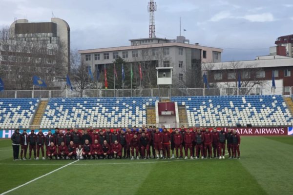 Futbollistët e Turqisë arrijnë në “Fadil Vokrri”, priten nga dhjetëra shikues