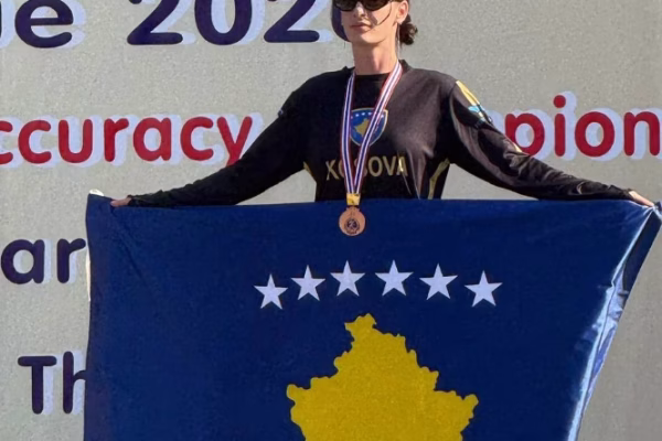 ​Shkruhet historia: Pilotja kosovare renditet e para në botë në paragllajd