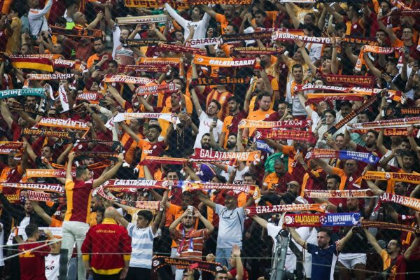 Galatasaray dënohet nga UEFA me 40 mijë euro dhe pa tifozë në ndeshjen e radhës në Ligën e Kampionëve