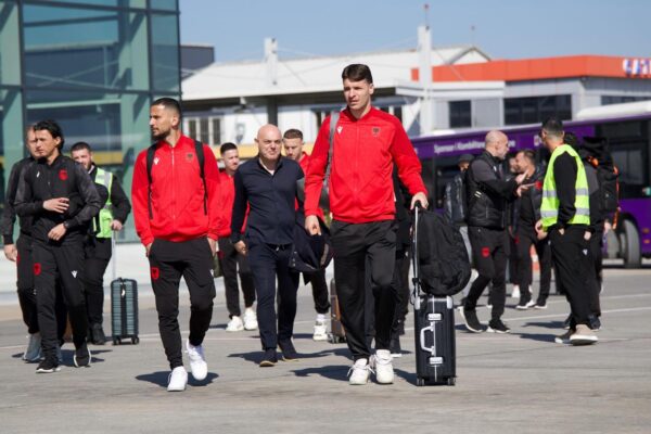 Kuqezinjtë nisen drejt Varshavës, pasdite udhëzimet e fundit para sfidës me Poloninë