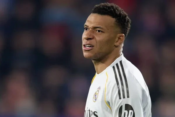 Çfarë po ndodhë me gjurin e Mbappes? Ekspertët mjekësorë tregojnë a duhet të operohet