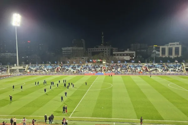 Lojtarët e Kosovës dalin në fushë për të inspektuar terrenin ku do të luhet ndeshja
