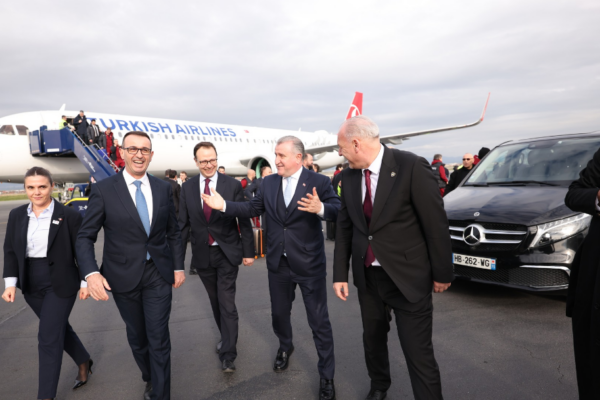 Ministri i Sportit Turk arrin në Kosovë, pritet zyrtarisht