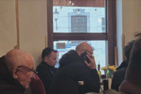 Faton Peci në Bratisllavë për ndeshjen Kosovë–Sllovaki, shfaqet në lokal me miq