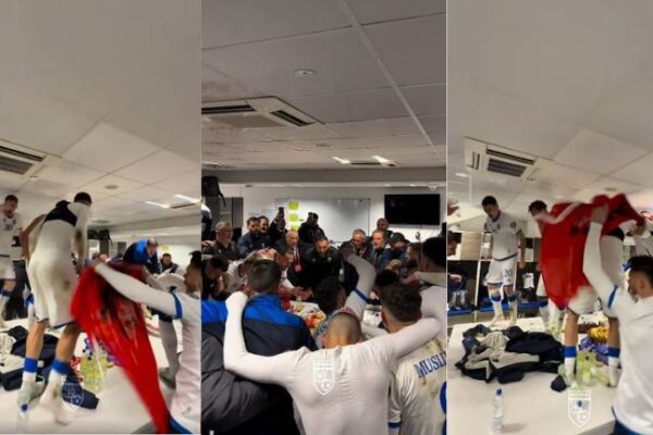 Lojtarët festojnë në zhveshtore duke kënduar këngën: Unë jam shqipe nga Kosova