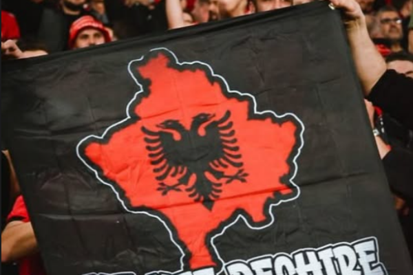 Tifozët kuq e zi: Kosova është zemra e Shqipërisë
