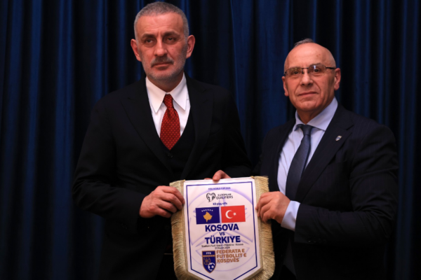 Agim Ademi pret delegacionin turk para finales Kosovë-Turqi: Festa t’u takojë Dardanëve