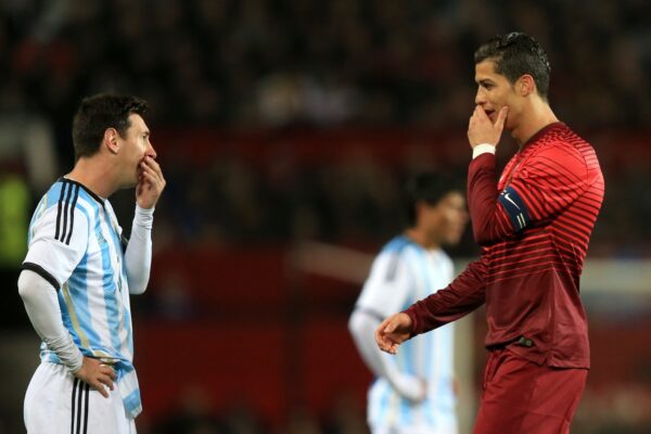 FIFA: Kush mbulon gojën në fushë gjatë një komunikimi do të ndëshkohet direkt me karton te kuq