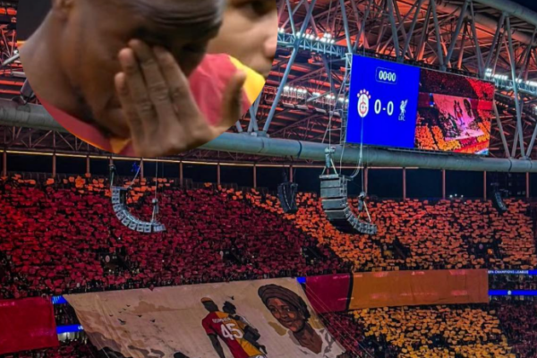 Tifozët e Galatasarayt surprizojnë Osimhenin, sulmuesi shpërthen në lot