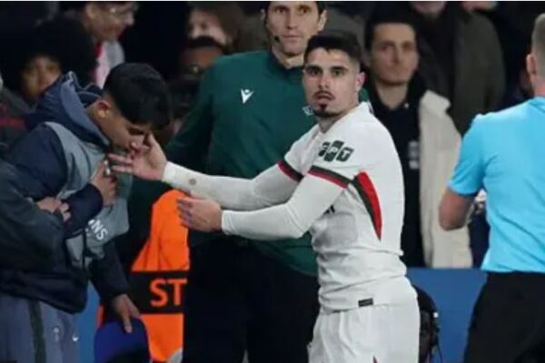 E shtyu gjatë ndeshjes në Paris, Neto i dhuroi fanellën djalit që mblidhte topat