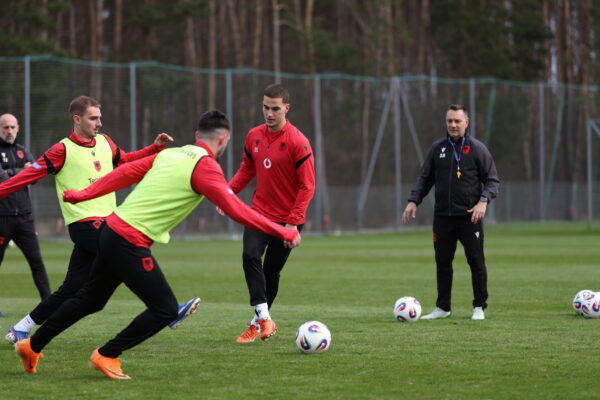 Shqipëria stërvitet në Varshavë, pastaj drejt Valencias për ndeshjen me Ukrainën