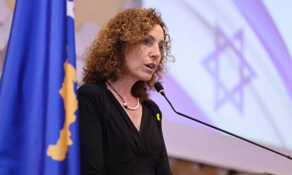 “Shkëlqeni në fushë, i gjithë kombi po ju mbështet” – Ambasadorja e Izraelit mbështet Kosovën para ndeshjes me Turqinë
