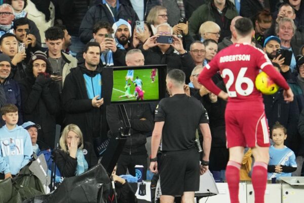 Tifozët e Premier Ligës i thonë jo VAR-it, mbi 75% kundër