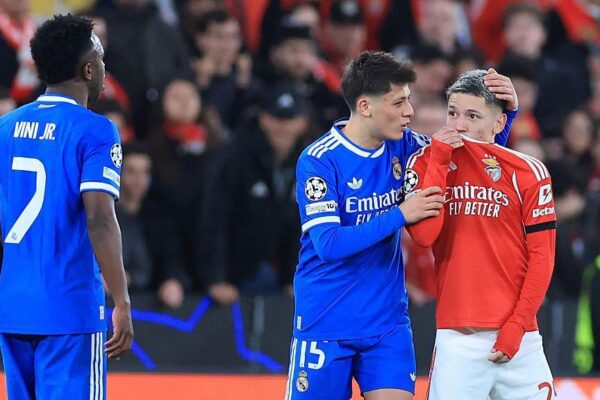 Infantino me dorë të hekurt: Karton i kuq direkt për lojtarët që mbulojnë gojën me fanellë!