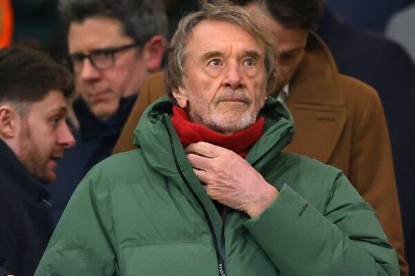 Zotëronte një vend në “Old Trafford” prej 77 vitesh, presidenti i United prish sektorin për të ndërtuar lozhë VIP-ash