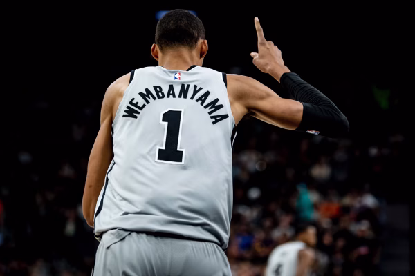 NBA/ Wembanyama heroi i San Antonio-s, shënon kosh në të rënë të sirenës dhe rikthen Spurs-at në “play-off” pas pritjes së gjatë