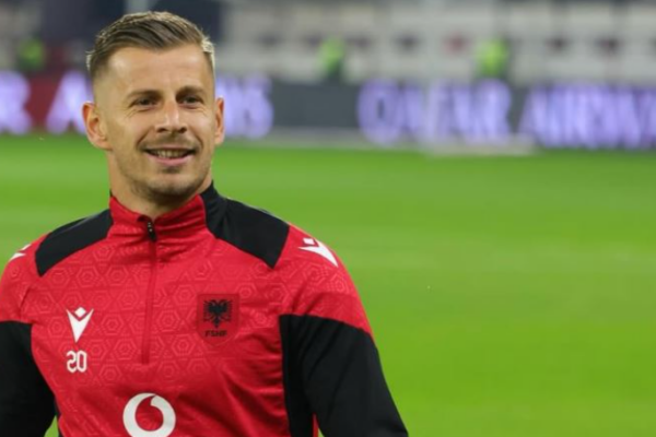 E la gruan duke lindur, Ylber Ramadani i bashkohet grumbullimit te Shqipëria