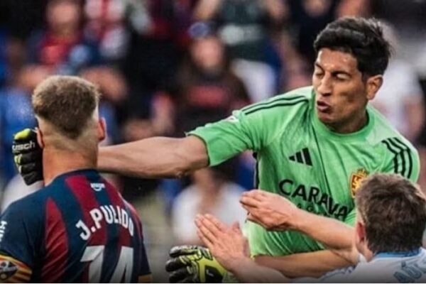 Portieri i Zaragozës pezullohet me 13 ndeshje, goditi me grusht kundërshtarin