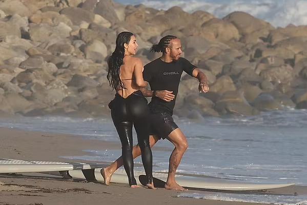 Lewis Hamilton dhe Kim Kardashian shfaqen në plazh në Malibu