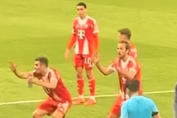 Ky ishte ragimi epik i lojtarëve të Bayernit te penalltia e dhënë për PSG-n