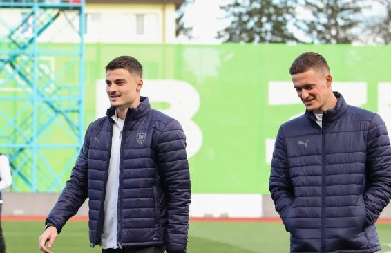 Ndeshja ku luajnë dy shqiptarë nuk fillon për shkak të alarmit për sulme