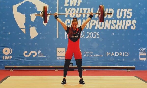 Peshëngritësja shqiptare Enkeleida Carja shkruan histori në Batumi, dy rekorde europiane për kampionen shqiptare!