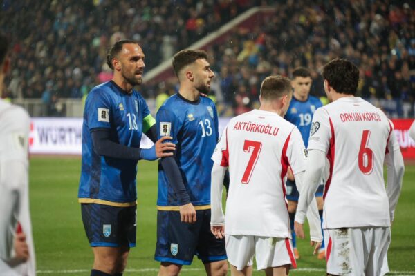 ‘The Guardian’ shkruan për humbjen e Kosovës: Pavarësisht zbehjes së ëndrrës, shteti s’u ndie kurrë më i gjallë