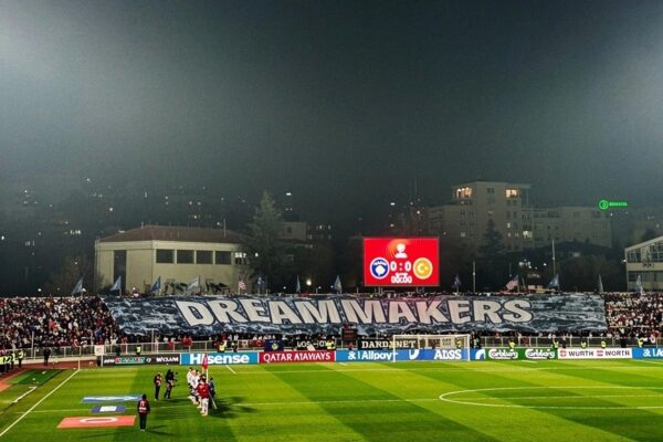 “Luajtët me zemër, vendosmëri dhe krenari” – Ambasada e SHBA-ve uron Kombëtaren e Kosovës për suksesin në futboll