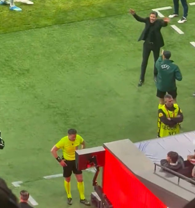 McManaman denuncia el comportamiento "atroz y horrible" de Simeone al hostigar al &aacute;rbitro