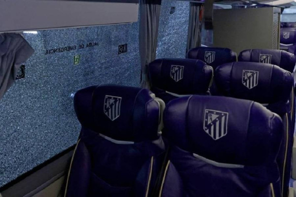 ​Sulm ndaj autobusit të Atletico Madrid në “Camp Nou” para ndeshjes së djeshme me Barcelonën