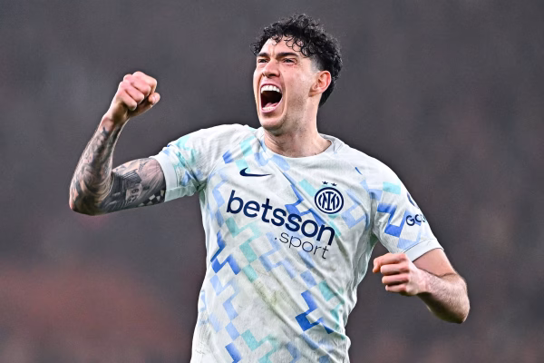 Interi i cakton çmimin Bastonit