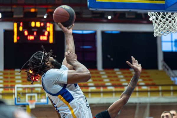 Vazhdon spektakli i “Play-off”-it në basketboll, sonte dueli Bashkimi – Bora