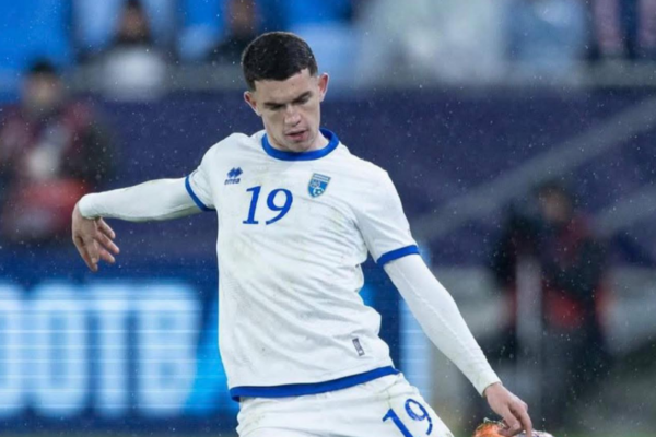 Dion Gallapeni merr pasaportë e Shqipërisë